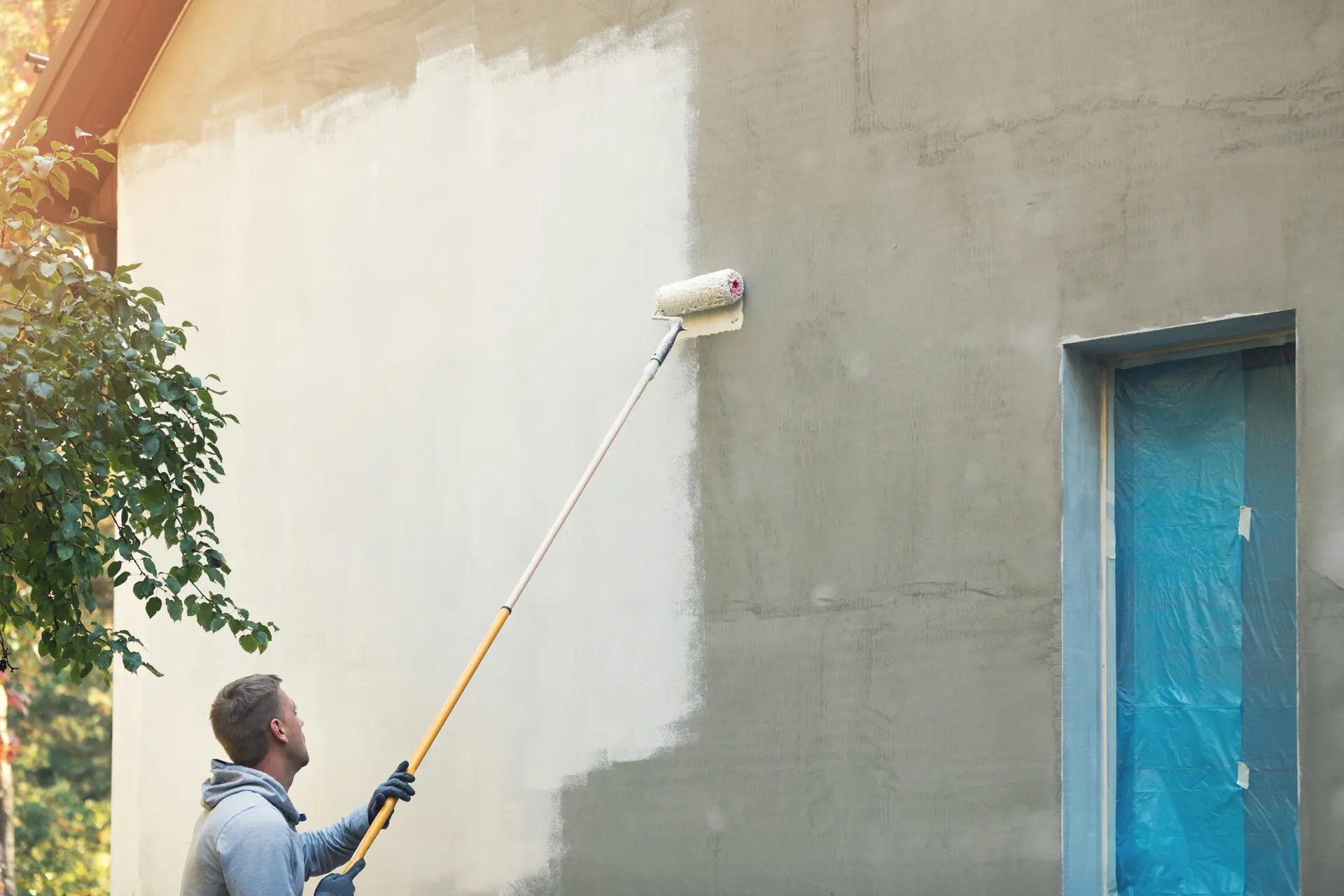 Pintor trabajando en una fachada en Benálmadena